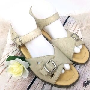 SOFT SPOTS BEIGE LEATHER SANDALS. SZ 8.5 W